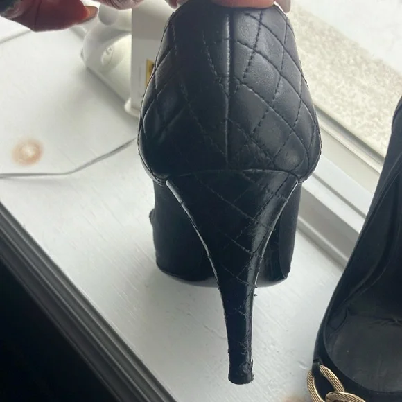 CHANEL ヒール CHANEL Black and Gold Chain Heels